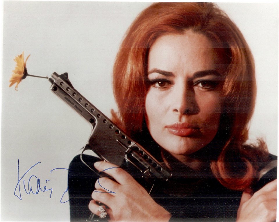 Πέθανε ένα από τα ωραιότερα κορίτσια του Τζέιμς Μποντ [εικόνες] | iefimerida.gr 0