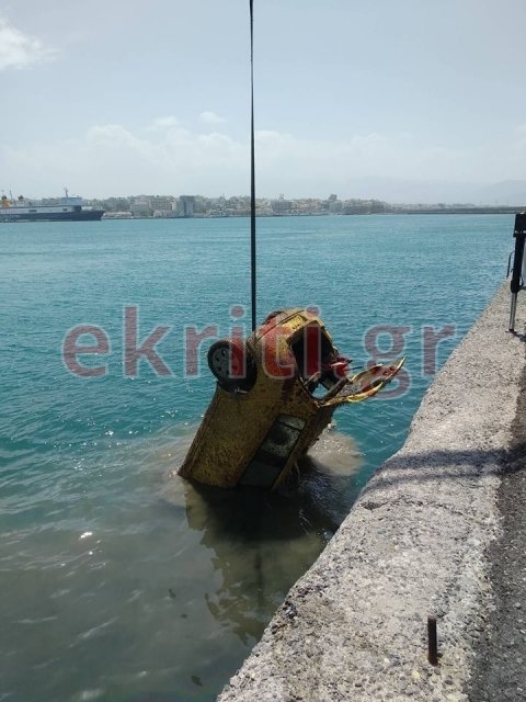 Βρέθηκε κλεμμένο αυτοκίνητο στον βυθό του λιμανιού στο Ηράκλειο- Ηταν εκεί 5 μήνες [εικόνες] | iefimerida.gr 2