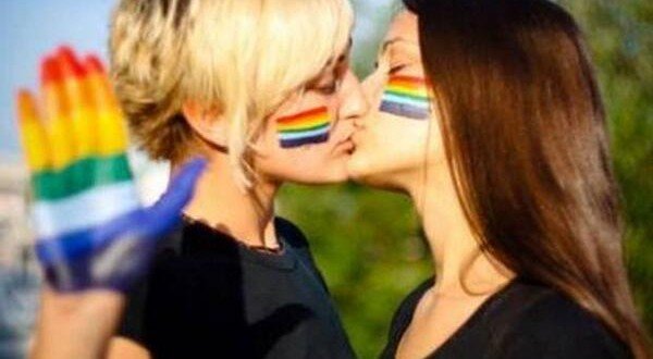 Το λεσβιακό φιλί που της στοίχισε την πρόσβαση στο Facebook -Θύελλα αντιδράσεων για τις γυναίκες που φιλιούνται [εικόνα] | iefimerida.gr 0