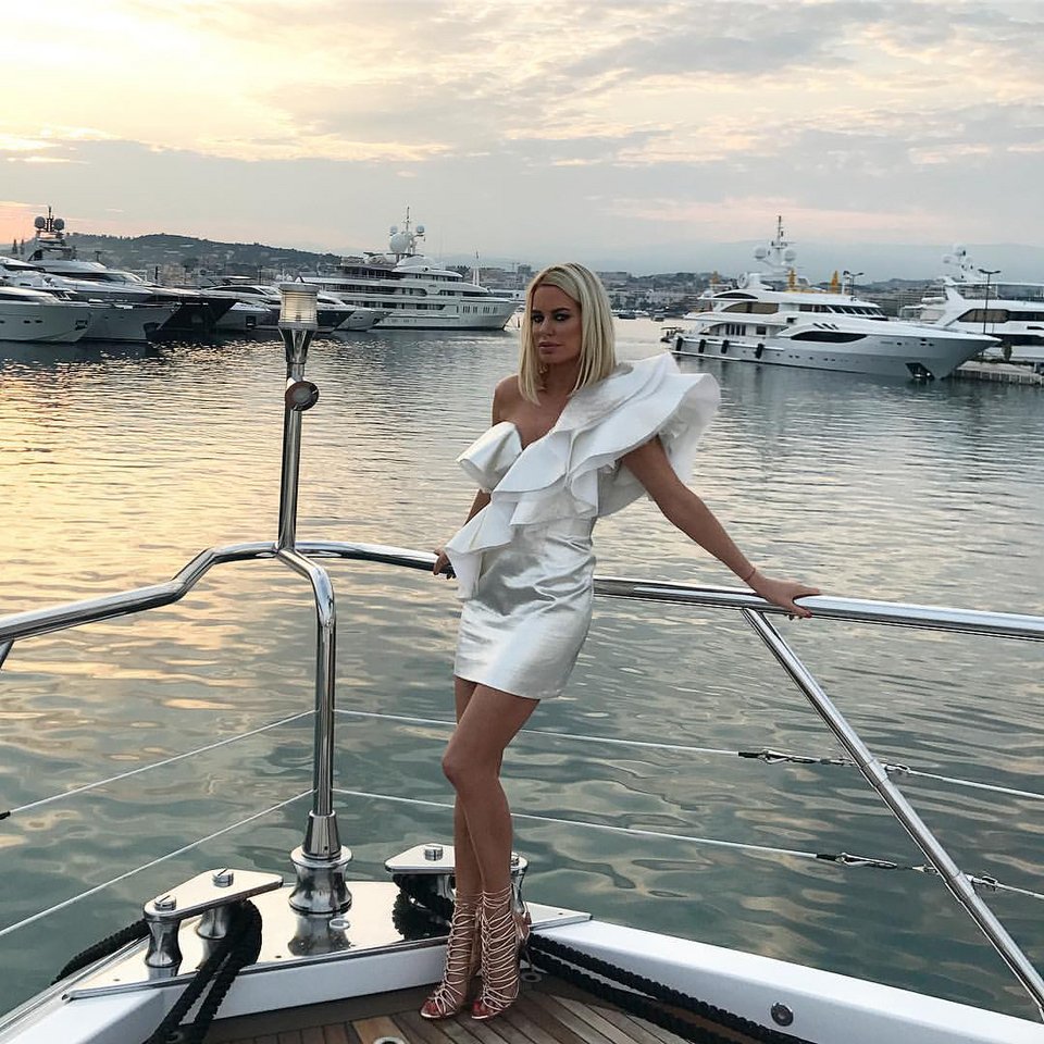 Κάννες 2017: Η εκρηκτική Πέτρα Νέμκοβα και οι άλλες σταρ που φόρεσαν Σήλια Κριθαριώτη στο κόκκινο χαλί [εικόνες] | iefimerida.gr 4