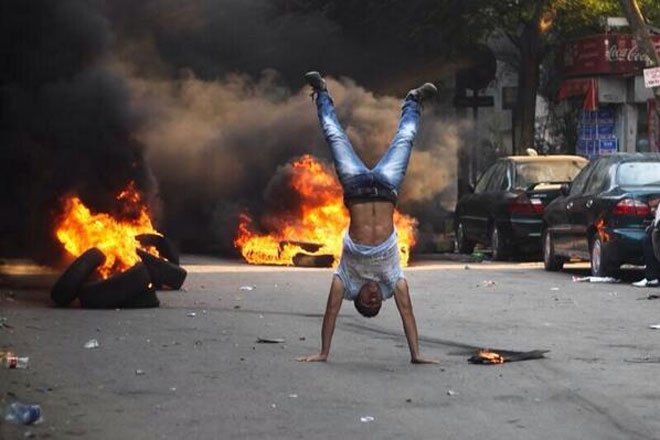 Η εντυπωσιακή στάση Αιγύπτιου διαδηλωτή που κάνει το γύρο των social media [εικόνα] | iefimerida.gr 0