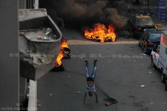Η εντυπωσιακή στάση Αιγύπτιου διαδηλωτή που κάνει το γύρο των social media [εικόνα] | iefimerida.gr 1