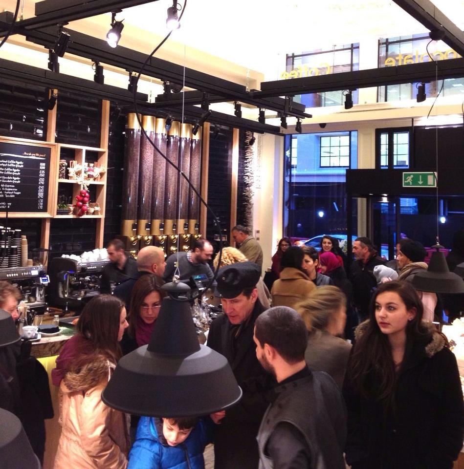 Koσμοσυρροή στο ελληνικό ξηροκαρπάδικο στο κέντρο του Λονδίνου [εικόνες] | iefimerida.gr 0