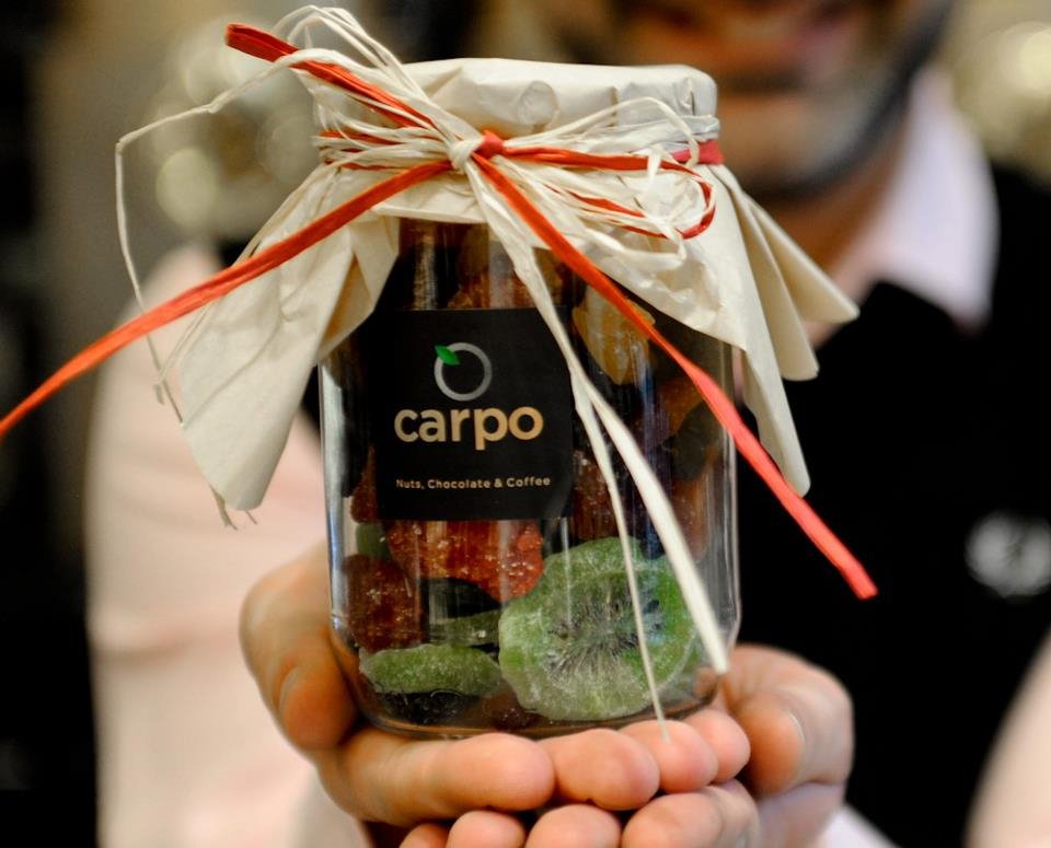 Koσμοσυρροή στο ελληνικό ξηροκαρπάδικο στο κέντρο του Λονδίνου [εικόνες] | iefimerida.gr 3