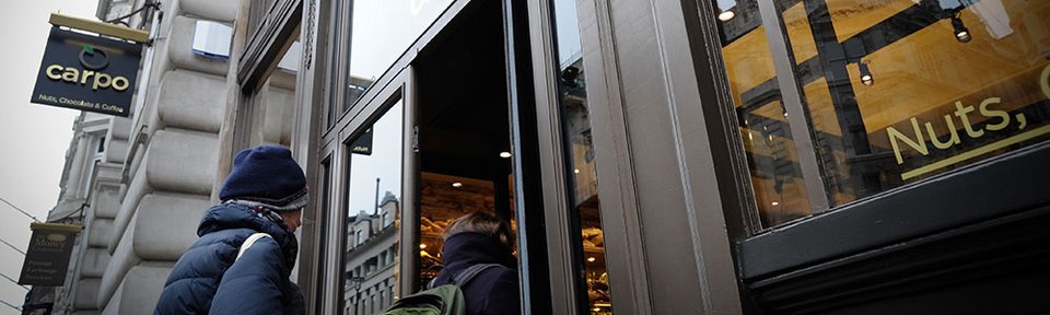 Koσμοσυρροή στο ελληνικό ξηροκαρπάδικο στο κέντρο του Λονδίνου [εικόνες] | iefimerida.gr 1