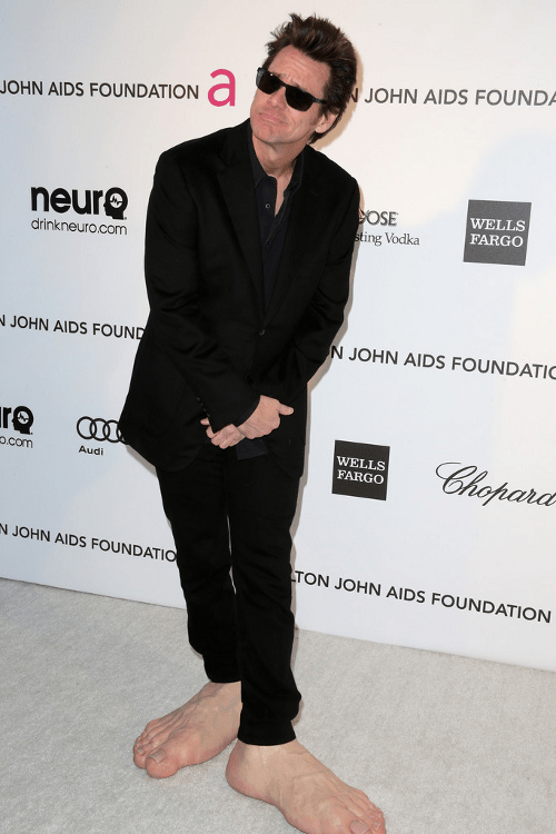 Τα τεράστια πόδια του Τζιμ Κάρεϊ θυμίζουν έντονα τα χόμπιτς [εικόνες] | iefimerida.gr 0