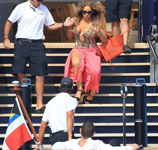 Τι τα ήθελε τα τακούνια η Μαράια Κάρεϊ: Καρέ- καρέ η προσπάθειά της να μην φάει τούμπα [εικόνες] | iefimerida.gr 0