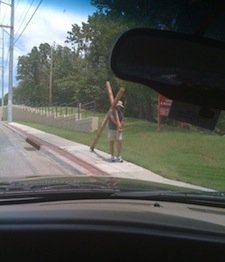 Κουβαλάει επί 26 χρόνια ένα σταυρό στον ώμο και περιδιαβαίνει τον κόσμο [εικόνα] | iefimerida.gr 0