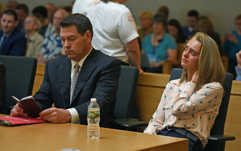 Δυόμισι χρόνια φυλακή σε νεαρή που «έσπρωξε» με sms τον φίλο της σε αυτοκτονία [εικόνες]  | iefimerida.gr 1