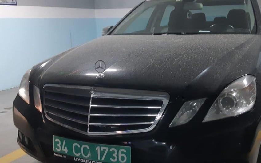 To διπλωματικό αυτοκίνητο που βρέθηκε εγκαταλειμμένο.