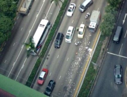 «Φρενίτιδα» στο Χονγκ Κονγκ: 2 εκατ. δολάρια έπεσαν στο δρόμο από χρηματαποστολή – Οι οδηγοί όρμησαν να τα αρπάξουν [εικόνες & βίντεο] | iefimerida.gr 1