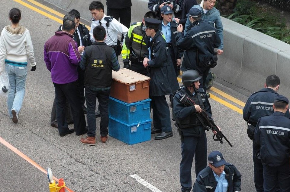 «Φρενίτιδα» στο Χονγκ Κονγκ: 2 εκατ. δολάρια έπεσαν στο δρόμο από χρηματαποστολή – Οι οδηγοί όρμησαν να τα αρπάξουν [εικόνες & βίντεο] | iefimerida.gr 2