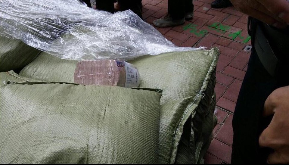 «Φρενίτιδα» στο Χονγκ Κονγκ: 2 εκατ. δολάρια έπεσαν στο δρόμο από χρηματαποστολή – Οι οδηγοί όρμησαν να τα αρπάξουν [εικόνες & βίντεο] | iefimerida.gr 3