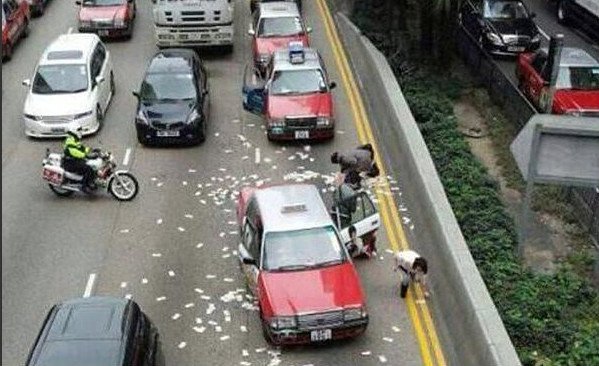 «Φρενίτιδα» στο Χονγκ Κονγκ: 2 εκατ. δολάρια έπεσαν στο δρόμο από χρηματαποστολή – Οι οδηγοί όρμησαν να τα αρπάξουν [εικόνες & βίντεο] | iefimerida.gr 0