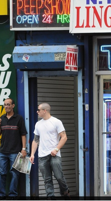 Ο σύντροφος πασίγνωστης τραγουδίστριας εθεάθη μόνος σε sex shop [εικόνες] | iefimerida.gr 0