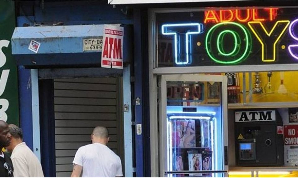 Ο σύντροφος πασίγνωστης τραγουδίστριας εθεάθη μόνος σε sex shop [εικόνες] | iefimerida.gr 1