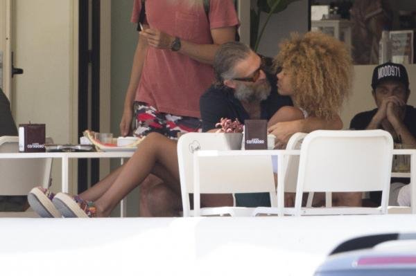 Ο Βενσάν Κασέλ περνάει την κρίση των 50 και βγαίνει με μια μικρούλα [εικόνες] | iefimerida.gr 4