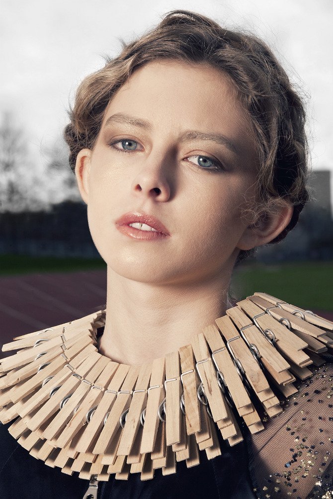 Melissanthi Spei: Η Ελληνίδα σχεδιάστρια που έκανε το folklore μόδα στο Λονδίνο -Επέβαλε τις κουδούνες ως το πιο in αξεσουάρ [εικόνες & βίντεο] | iefimerida.gr 7