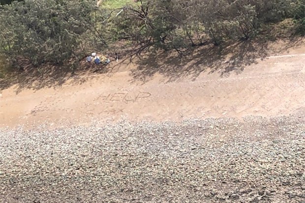 Απίστευτο: Ναυαγοί σε ερημονήσι έγραψαν  «βοήθεια» στην άμμο και σώθηκαν! [εικόνες]  | iefimerida.gr 2