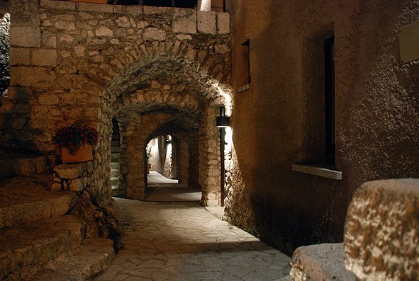 Χωριά στην Ιταλία μετατράπηκαν ολόκληρα σε ξενοδοχεία  [εικόνες] | iefimerida.gr 6