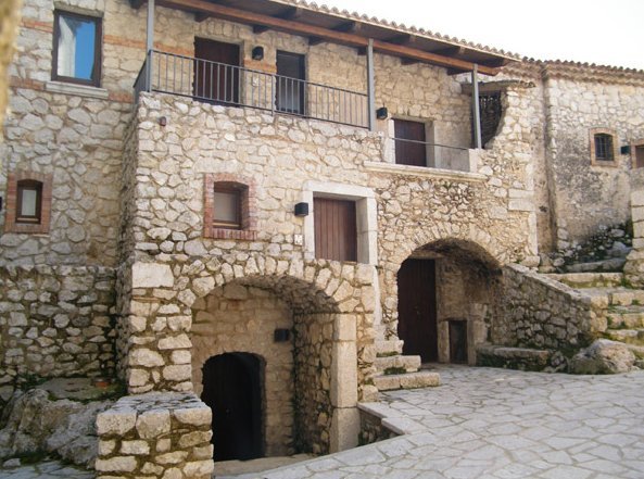 Χωριά στην Ιταλία μετατράπηκαν ολόκληρα σε ξενοδοχεία  [εικόνες] | iefimerida.gr 8