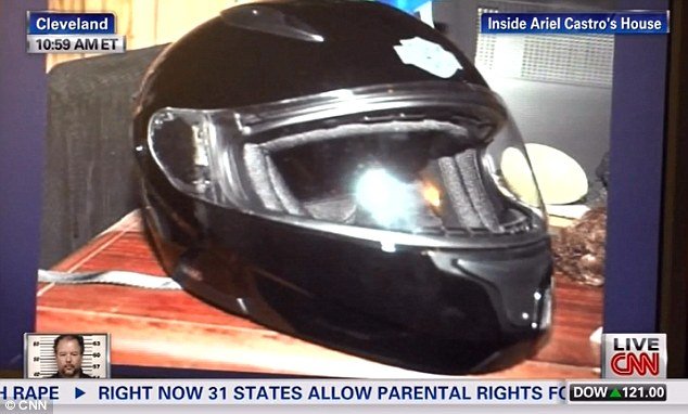 Δείτε το εσωτερικό του σπιτιού της φρίκης στο Κλίβελαντ – Οι αλυσίδες και τα σύνεργα των βιασμών [εικόνες] | iefimerida.gr 0