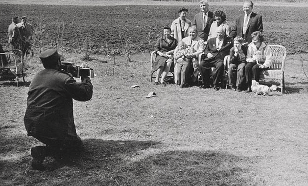 Σπάνιες φωτογραφίες με τον Τσε και τον Κάστρο σε στιγμές χαλάρωσης πωλούνται για 50.000 ευρώ [εικόνες] | iefimerida.gr 2