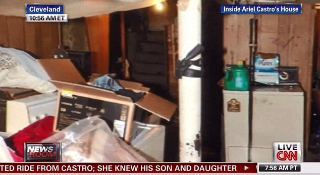 Δείτε το εσωτερικό του σπιτιού της φρίκης στο Κλίβελαντ – Οι αλυσίδες και τα σύνεργα των βιασμών [εικόνες] | iefimerida.gr 1