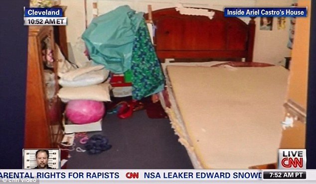 Δείτε το εσωτερικό του σπιτιού της φρίκης στο Κλίβελαντ – Οι αλυσίδες και τα σύνεργα των βιασμών [εικόνες] | iefimerida.gr 3