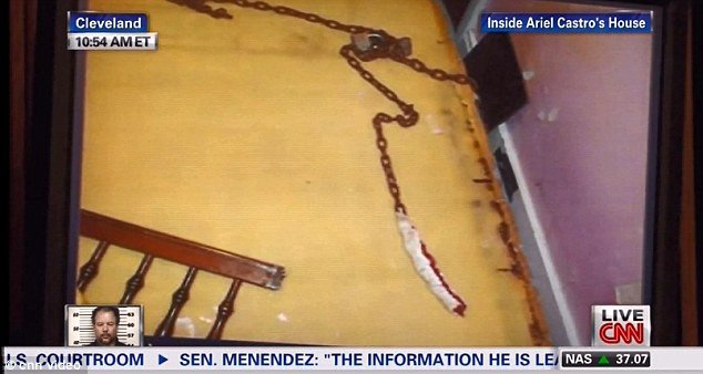 Δείτε το εσωτερικό του σπιτιού της φρίκης στο Κλίβελαντ – Οι αλυσίδες και τα σύνεργα των βιασμών [εικόνες] | iefimerida.gr 4