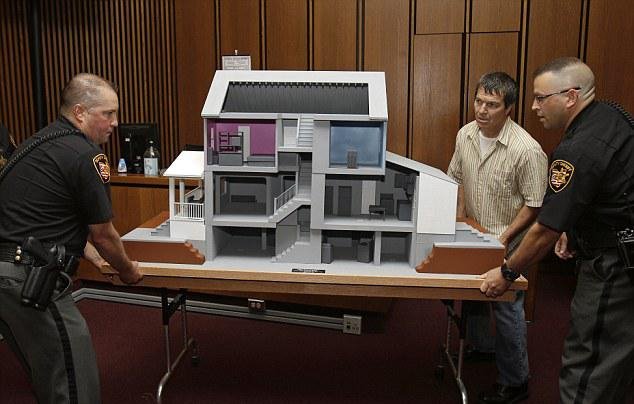 Δείτε το εσωτερικό του σπιτιού της φρίκης στο Κλίβελαντ – Οι αλυσίδες και τα σύνεργα των βιασμών [εικόνες] | iefimerida.gr 5