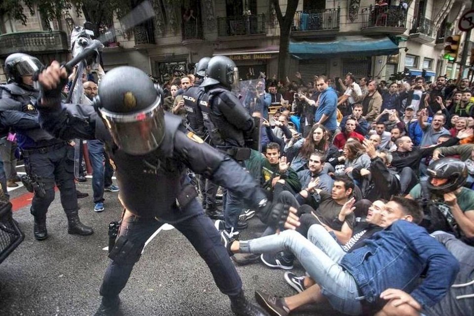 Οι εικόνες και τα βίντεο από το αιματοβαμμένο δημοψήφισμα στην Καταλονία, που σόκαραν τον πλανήτη -Ξύλο, πλαστικές σφαίρες, βία | iefimerida.gr 6