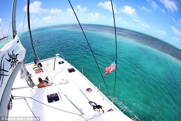  Μεταφέρουν το γραφείο τους σε ένα καταμαράν και θα εργάζονται ταξιδεύοντας σε όλο τον κόσμο [εικόνες] | iefimerida.gr 1