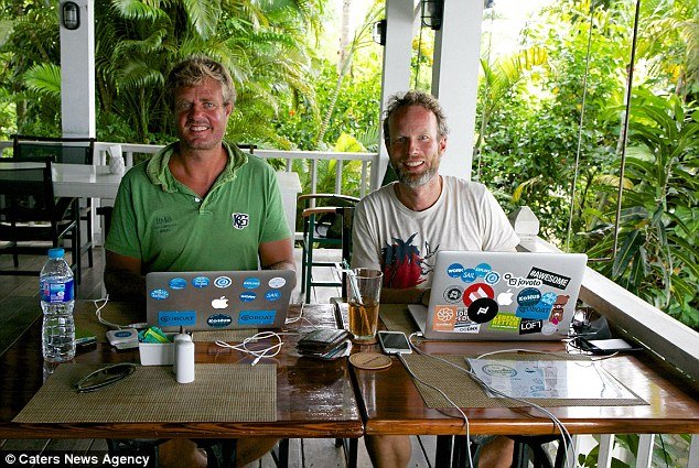  Μεταφέρουν το γραφείο τους σε ένα καταμαράν και θα εργάζονται ταξιδεύοντας σε όλο τον κόσμο [εικόνες] | iefimerida.gr 3