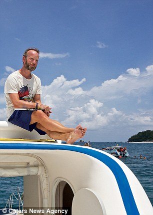  Μεταφέρουν το γραφείο τους σε ένα καταμαράν και θα εργάζονται ταξιδεύοντας σε όλο τον κόσμο [εικόνες] | iefimerida.gr 4