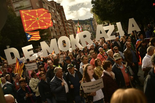 Ισπανία: Δήμαρχοι και χιλιάδες πολίτες στους δρόμους για την ανεξαρτησία της Καταλονίας [εικόνες] | iefimerida.gr 5