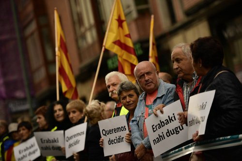 Ισπανία: Δήμαρχοι και χιλιάδες πολίτες στους δρόμους για την ανεξαρτησία της Καταλονίας [εικόνες] | iefimerida.gr 6