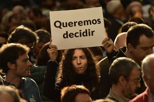 Ισπανία: Δήμαρχοι και χιλιάδες πολίτες στους δρόμους για την ανεξαρτησία της Καταλονίας [εικόνες] | iefimerida.gr 8