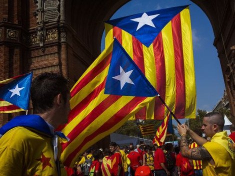 Περισσότεροι από ένα εκατ. Καταλανοί ξεχύθηκαν στους δρόμους της Βαρκελώνης ζητώντας την ανεξαρτησία τους [εικόνες&βίντεο] | iefimerida.gr 0