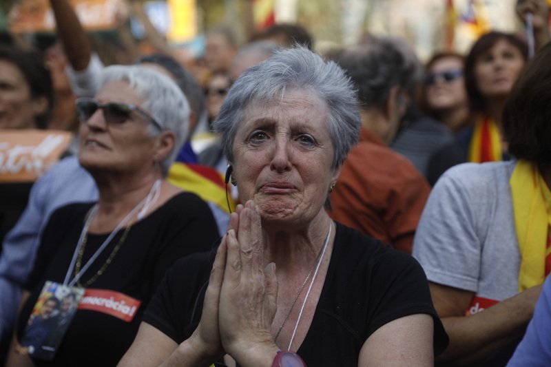 Πανηγυρίζουν οι Καταλανοί -Τραγουδούν και ανοίγουν σαμπάνιες στους δρόμους [εικόνες & βίντεο]  | iefimerida.gr 1