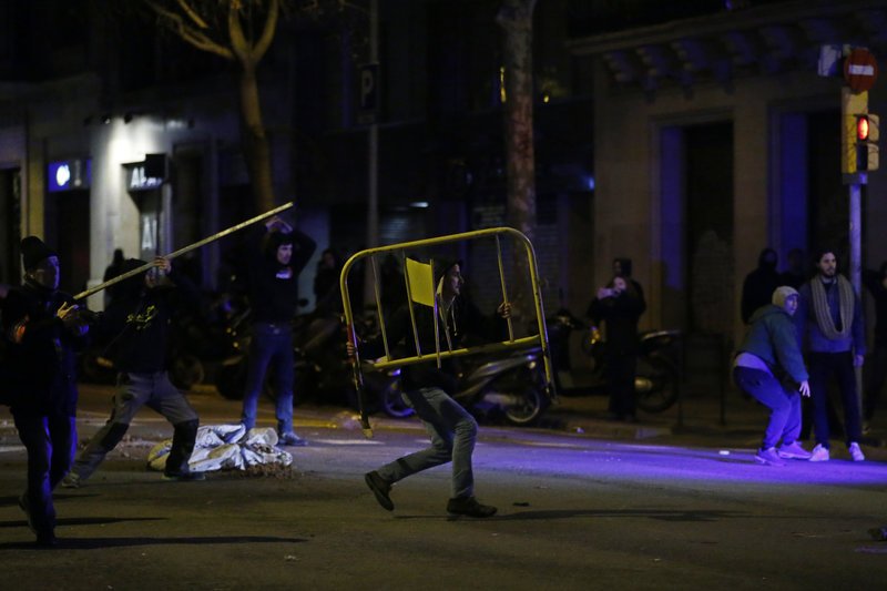 «Καζάνι που βράζει» η Καταλονία μετά τη σύλληψη Πουτζδεμόν -Επεισόδια και διαμαρτυρίες [εικόνες] | iefimerida.gr 0