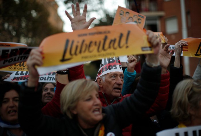 Βαρκελώνη: 750.000 διαδηλωτές υπέρ της αποφυλάκισης των ηγετών τους [εικόνες] | iefimerida.gr 1