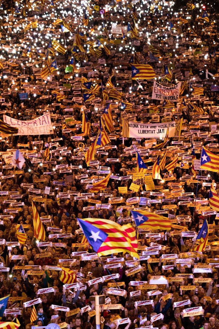 Βαρκελώνη: 750.000 διαδηλωτές υπέρ της αποφυλάκισης των ηγετών τους [εικόνες] | iefimerida.gr 2