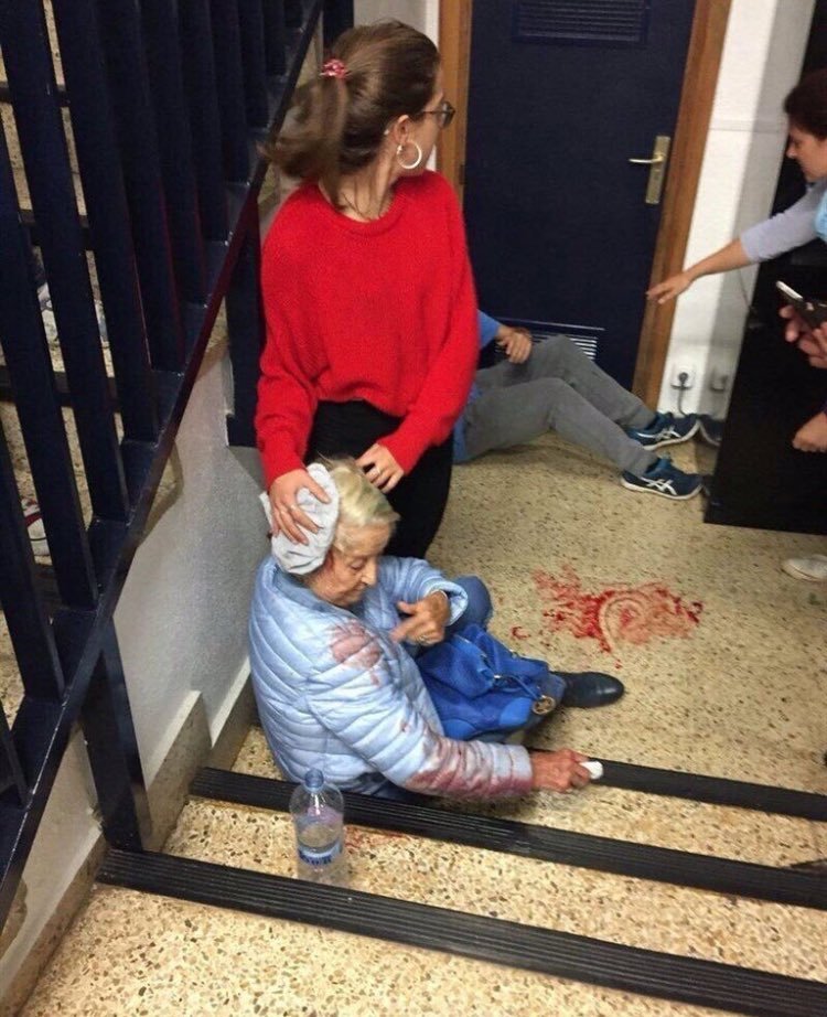 Οι εικόνες και τα βίντεο από το αιματοβαμμένο δημοψήφισμα στην Καταλονία, που σόκαραν τον πλανήτη -Ξύλο, πλαστικές σφαίρες, βία | iefimerida.gr 4