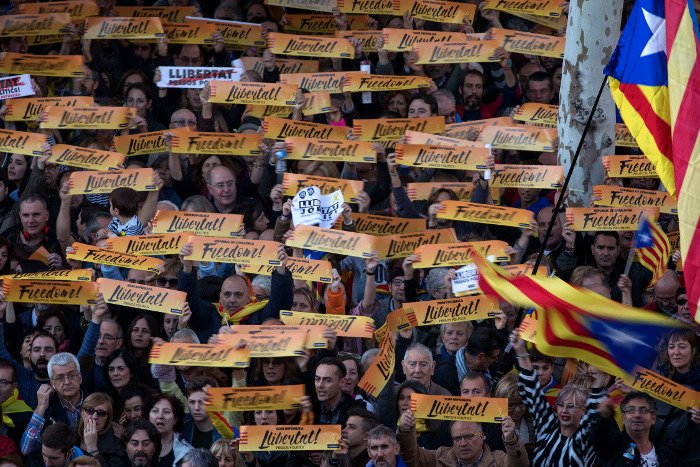 Βαρκελώνη: 750.000 διαδηλωτές υπέρ της αποφυλάκισης των ηγετών τους [εικόνες] | iefimerida.gr 0