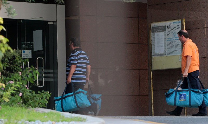 Ολόκληρες βαλίτσες με φαγητό μετέφεραν το μεσημέρι στους καναλάρχες [εικόνες] | iefimerida.gr 0