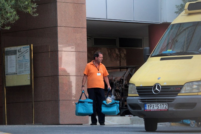 Ολόκληρες βαλίτσες με φαγητό μετέφεραν το μεσημέρι στους καναλάρχες [εικόνες] | iefimerida.gr 1