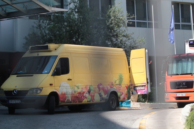 Ολόκληρες βαλίτσες με φαγητό μετέφεραν το μεσημέρι στους καναλάρχες [εικόνες] | iefimerida.gr 2