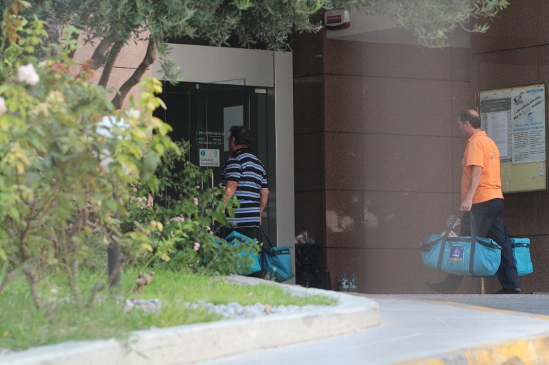 Ολόκληρες βαλίτσες με φαγητό μετέφεραν το μεσημέρι στους καναλάρχες [εικόνες] | iefimerida.gr 3