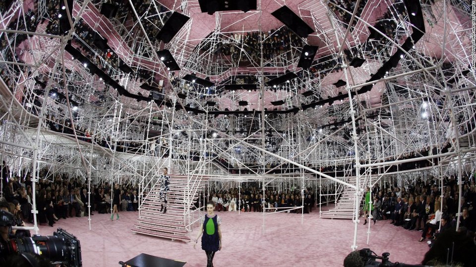 Οταν η μόδα γίνεται θέαμα: Πασαρέλα σε απίθανα σκηνικά [εικόνες] | iefimerida.gr 4